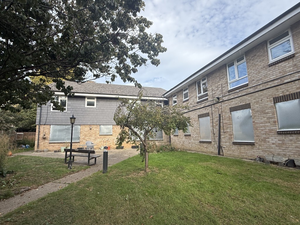 Lot: 20 - SUBSTANTIAL DETACHED BLOCK OF 23 UNITS ON 0.47 ACRES WITH DEVELOPMENT POTENTIAL - Rear View of Large Block of Residential Units